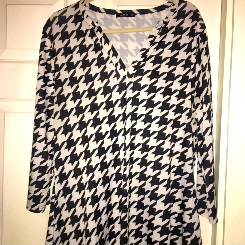 Woman’s classic hounds tooth print black and white. Longer shirt or can be dress